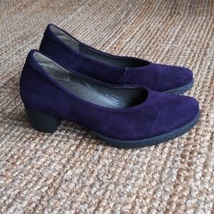 Think! purple suede pumps